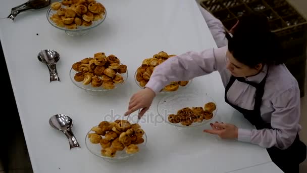 Les gens prennent des petits pains avec des raisins secs pendant une pause café lors d'une conférence — Video