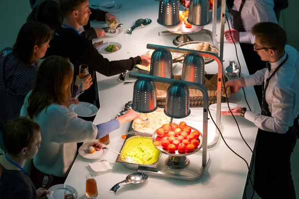 ผู้คนกินขนมปังกับลูกเกดในช่วงพักดื่มกาแฟในการประชุม — ภาพถ่ายสต็อก