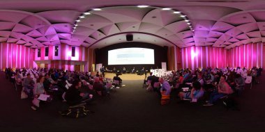 İzleyici olarak konferans salonu