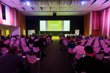 İzleyici olarak konferans salonu