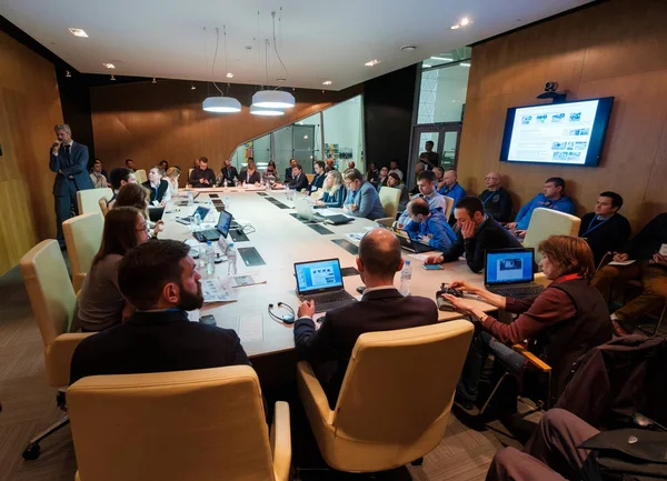 Mensen tijdens de zitting van de ronde tafel — Stockfoto