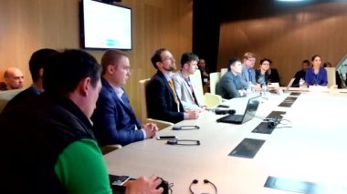 Yuvarlak masa oturum insanlara