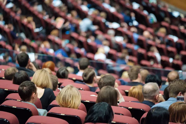 Audiencia en la sala de conferencias — Foto de Stock