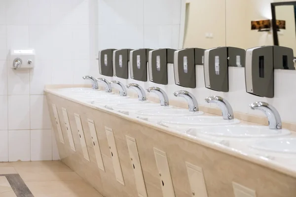 Intérieur d'une salle wc publique — Photo