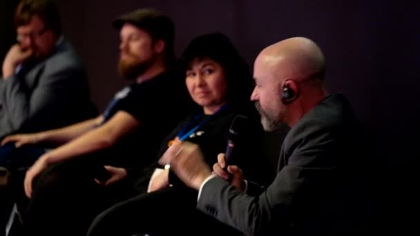 Pessoas na mesa redonda — Vídeo de Stock