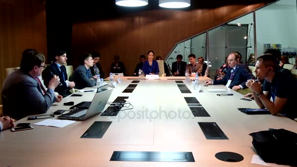 Gente en mesa redonda — Vídeo de stock