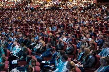 İzleyici olarak konferans salonu