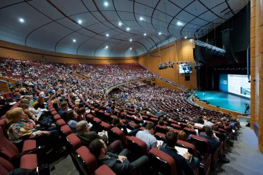 İzleyici olarak konferans salonu