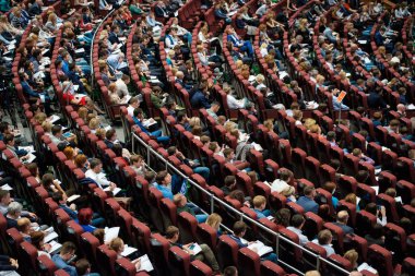 İzleyici olarak konferans salonu