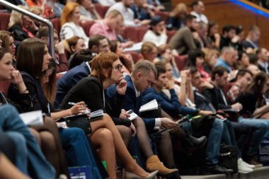 İzleyici olarak konferans salonu