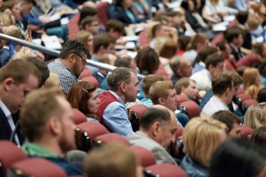 İzleyici olarak konferans salonu