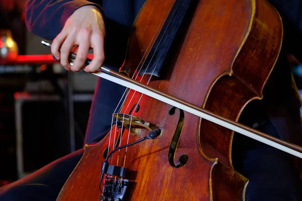 Homem toca violoncelo no palco — Fotografia de Stock