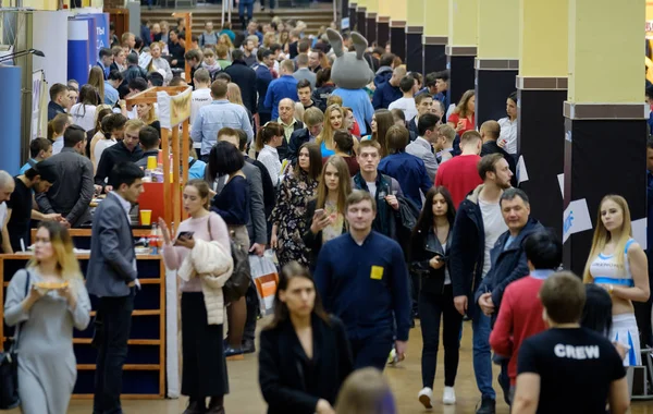 Les gens assistent à une conférence d'affaires dans la salle de congrès — Photo