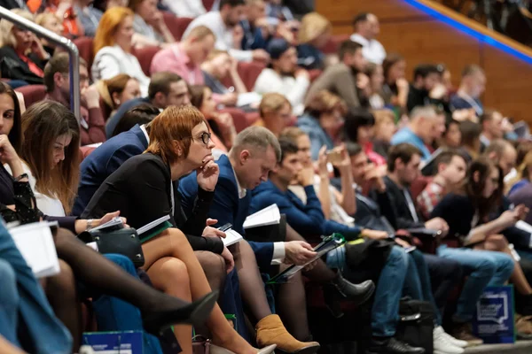 Publiczność w sali konferencyjnej — Zdjęcie stockowe