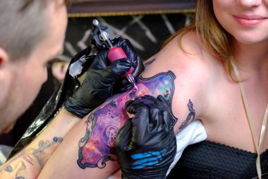 Sanatçı Tattoofest ziyaretçi için bir dövme yapma