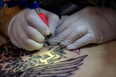 Sanatçı Tattoofest ziyaretçi için bir dövme yapma