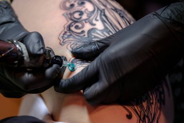 Sanatçı Tattoofest ziyaretçi için bir dövme yapma