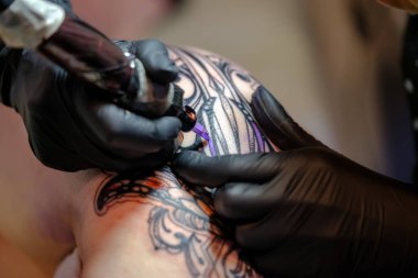 Sanatçı Tattoofest ziyaretçi için bir dövme yapma