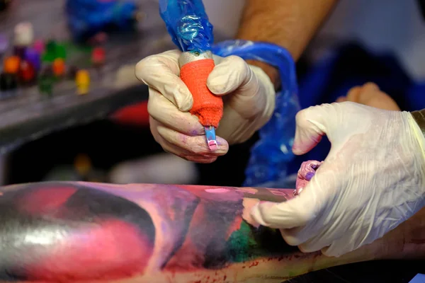 Artista haciendo un tatuaje para el visitante Tattoofest — Foto de Stock