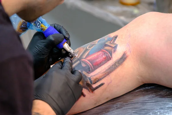 Artista haciendo un tatuaje para el visitante Tattoofest — Foto de Stock