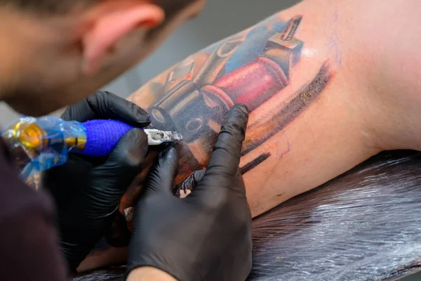 Artist making a tattoo for Tattoofest visitor — Stock Photo, Image