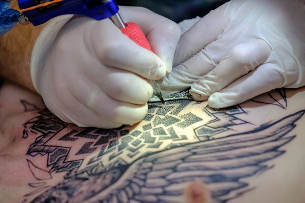 Artista haciendo un tatuaje para el visitante Tattoofest — Foto de Stock