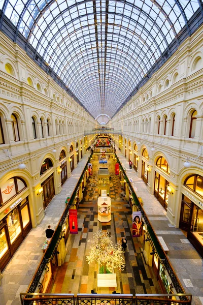 Interior do shopping GUM na Praça Vermelha ao entardecer — Fotografia de Stock