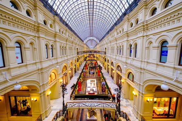 Innenraum der Kaugummi-Mall am Roten Platz in der Abenddämmerung — Stockfoto