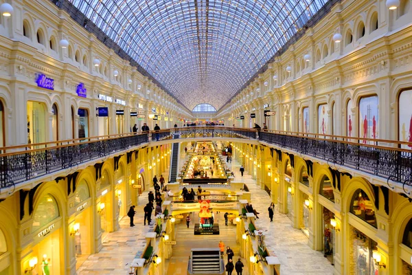 Interior do shopping GUM na Praça Vermelha ao entardecer — Fotografia de Stock