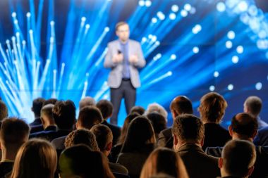 Seyirci hocayı dinler.