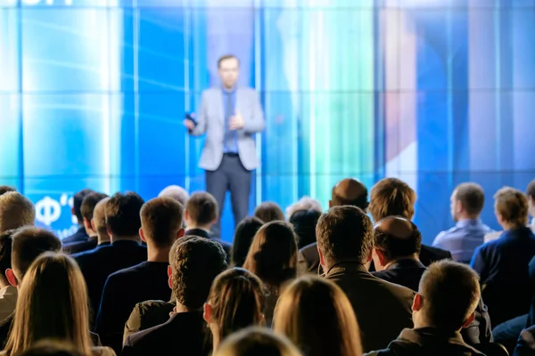 Seyirci hocayı dinler.