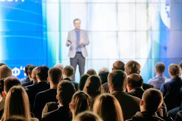 Publiken lyssnar på föreläsaren — Stockfoto