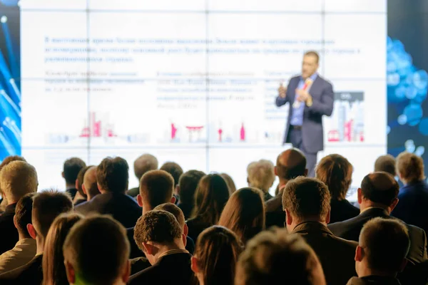 Il pubblico ascolta il docente — Foto Stock