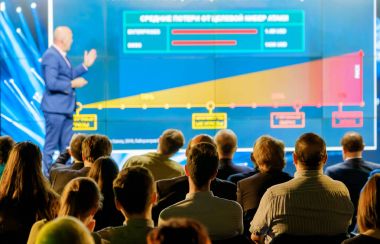 Seyirci hocayı dinler.