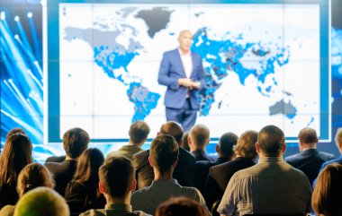 Seyirci hocayı dinler.