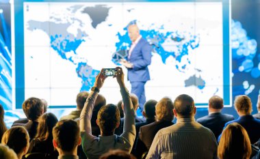 Seyirci hocayı dinler.