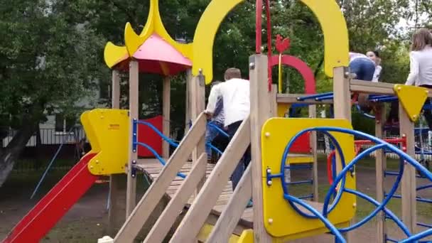Niños de 6 a 10 años jugando en el parque infantil durante el día — Vídeos de Stock