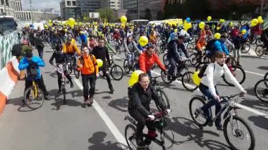 Birçok bisikletçiler Bisiklet geçit şehir merkezinde katılmak