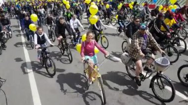 Birçok bisikletçiler Bisiklet geçit şehir merkezinde katılmak