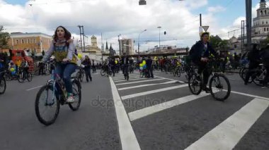 Birçok bisikletçiler Bisiklet geçit şehir merkezinde katılmak