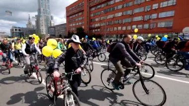 Birçok bisikletçiler Bisiklet geçit şehir merkezinde katılmak