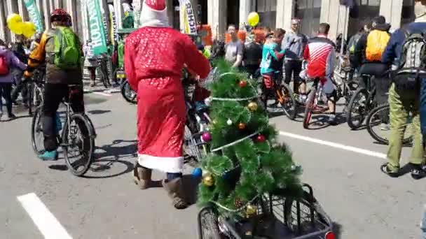 De nombreux cyclistes participent à un défilé à vélo autour du centre-ville — Video