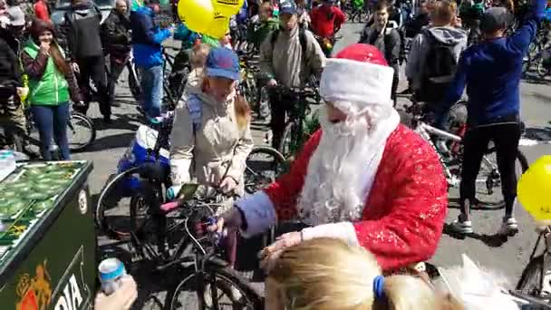 Viele Radfahrer nehmen an Fahrradkorso durch die Innenstadt teil — Stockvideo