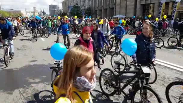 Mulți bicicliști participă la parada de biciclete din jurul centrului orașului — Videoclip de stoc