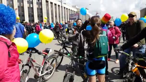 Molti ciclisti partecipano alla sfilata in bicicletta intorno al centro della città — Video Stock