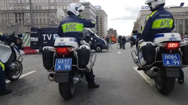 경찰 오토바이의 차량 행렬은 자전거 퍼레이드를 동반 — 비디오