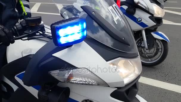 Autokorso von Polizei-Motorradfahrern wird von Fahrradkorso begleitet — Stockvideo