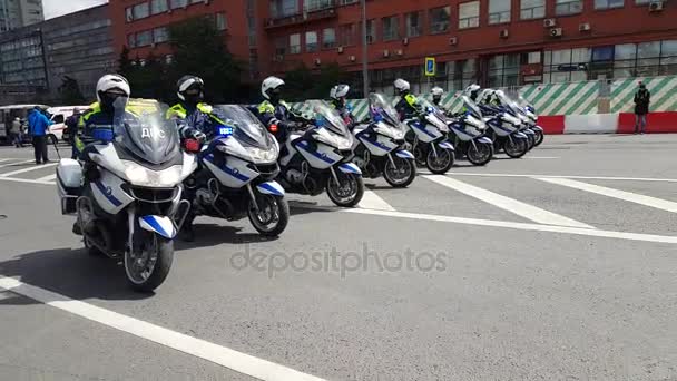 경찰 오토바이의 차량 행렬은 자전거 퍼레이드를 동반 — 비디오
