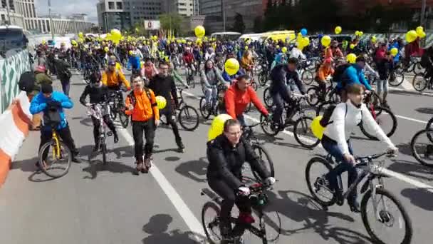 Многие велосипедисты участвуют в велопараде вокруг центра города — стоковое видео