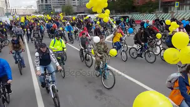 Многие велосипедисты участвуют в велопараде вокруг центра города — стоковое видео